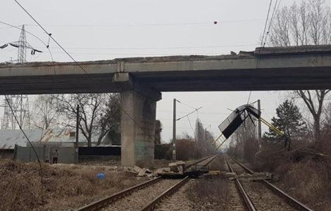 Circulatia trenurilor a fost blocata intre Ploiesti si Buzau, dupa ce o bucata de pod s-a prabusit peste calea ferata/ FOTO