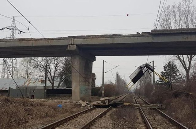 Circulatia trenurilor a fost blocata intre Ploiesti si Buzau, dupa ce o bucata de pod s-a prabusit peste calea ferata/ FOTO