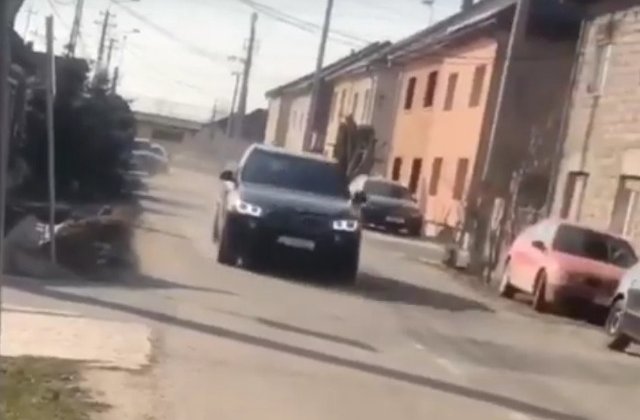 Baiat de 15 ani, filmat in timp ce conducea o masina/ VIDEO