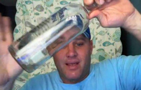  Video  A baut o sticla de vodca plina, in 15 secunde