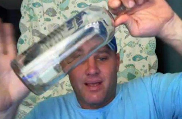 [VIDEO] A baut o sticla de vodca plina, in 15 secunde