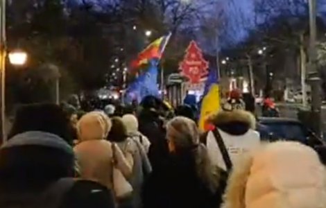 Aproximativ 10.000 de oameni protesteaza in Piata Victoriei. Proteste si in marile orase din tara / VIDEO
