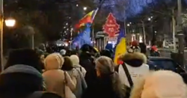 Aproximativ 10.000 de oameni protesteaza in Piata Victoriei. Proteste si in marile orase din tara / VIDEO