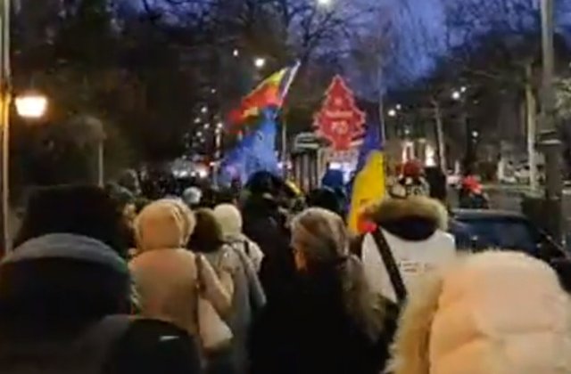 Aproximativ 10.000 de oameni protesteaza in Piata Victoriei. Proteste si in marile orase din tara / VIDEO