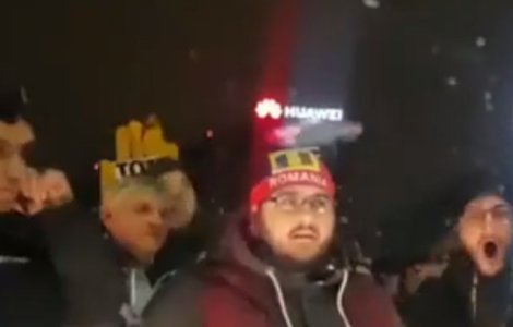 Interventie a jandarmilor dupa ce unii protestatari din Piata Victoriei au bruscat o echipa de jurnalisti ai postului Antena 3