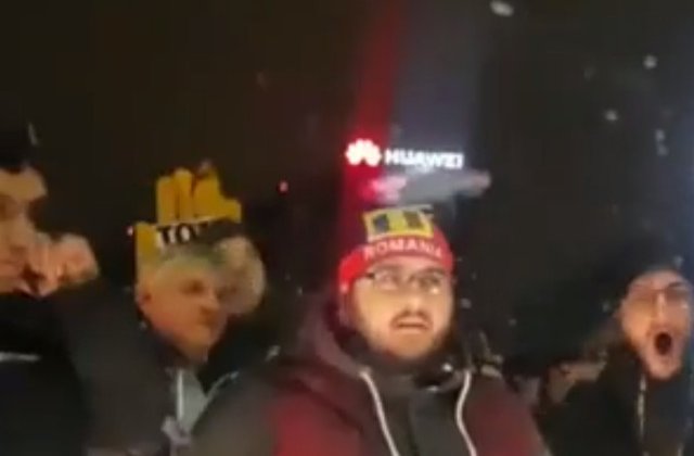 Interventie a jandarmilor dupa ce unii protestatari din Piata Victoriei au bruscat o echipa de jurnalisti ai postului Antena 3