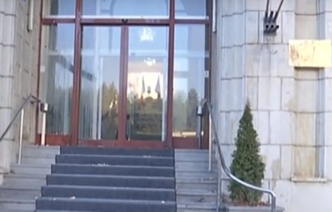 Protest la Ministerul Justitiei. Protestatarii au aruncat cu oua spre cladire/ VIDEO