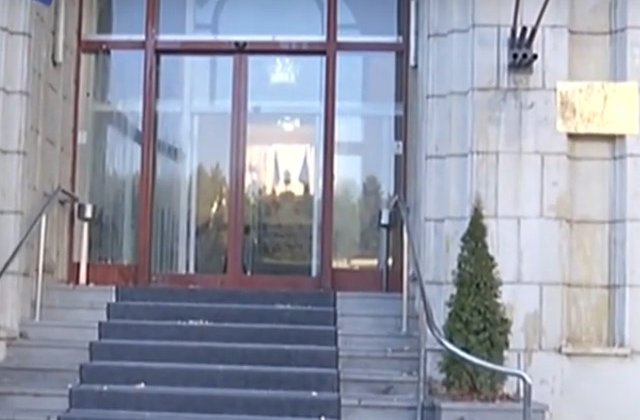 Protest la Ministerul Justitiei. Protestatarii au aruncat cu oua spre cladire/ VIDEO