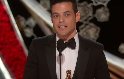 Rami Malek a cazut de pe scena la ceremonia Oscar 2019/ FOTO