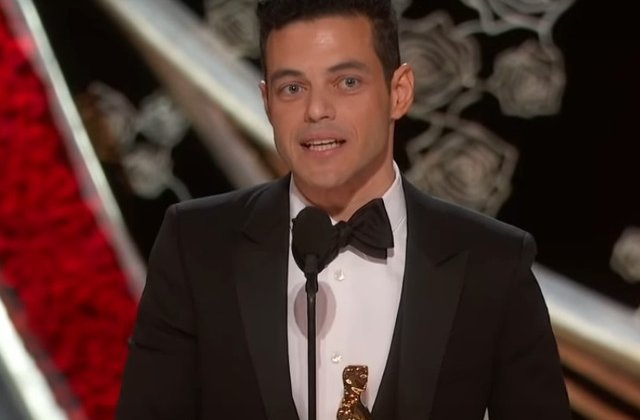 Rami Malek a cazut de pe scena la ceremonia Oscar 2019/ FOTO