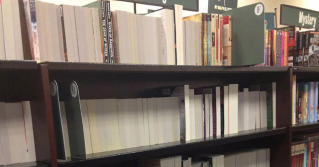  Top  Vanzatori cu simtul umorului dezvoltat: 10 imagini neasteptat de amuzante din librarii