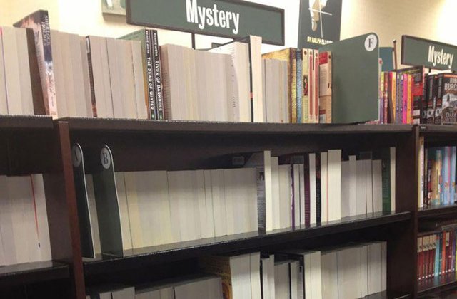 Vanzatori cu simtul umorului dezvoltat: 10 imagini neasteptat de amuzante din librarii