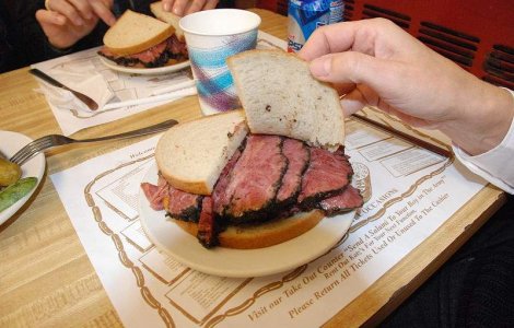  Video  Expertii recomanda: Doar 10 grame de mezeluri pe zi!