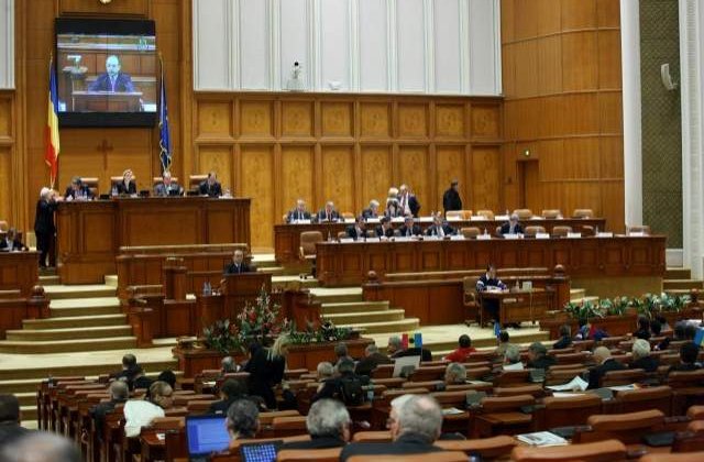 Votul prin ridicarea de maini, inlocuit cu votul electronic