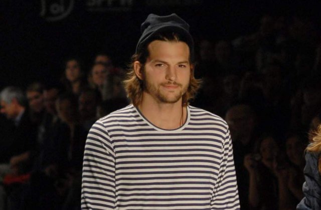 Ashton Kutcher s-a facut turist spatial