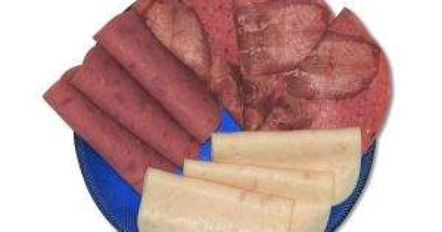 Cele mai nocive mezeluri: Contin pana la 14 aditivi alimentari