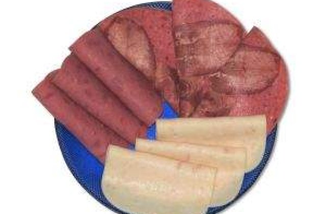 Cele mai nocive mezeluri: Contin pana la 14 aditivi alimentari