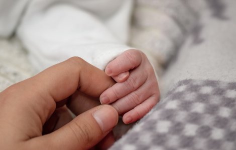 Un bebelus care cantarea 268 g la nastere a ajuns acasa sanatos