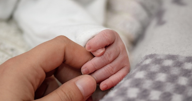 Un bebelus care cantarea 268 g la nastere a ajuns acasa sanatos