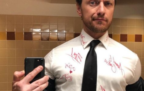 James McAvoy a pus mai multe vedete sa ii semneze camasa la Oscar