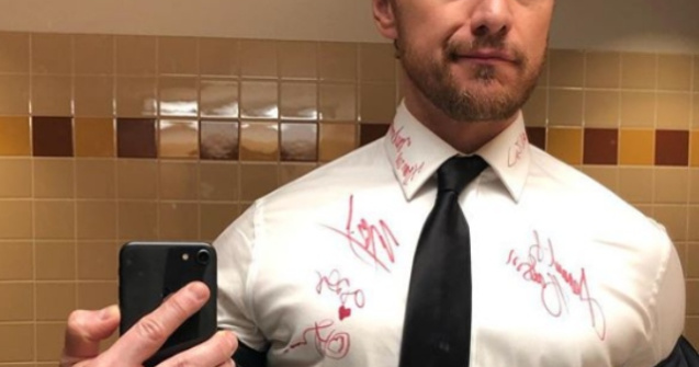 James McAvoy a pus mai multe vedete sa ii semneze camasa la Oscar