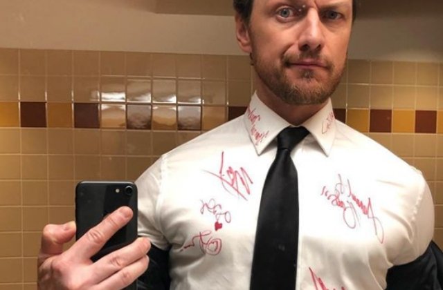 Actorul James McAvoy le-a cerut vedetelor autografe pe camasa, la Oscar
