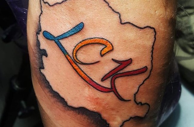 Gestul facut de un protestatar dupa audierea lui Kovesi in Parlamentul European FOTO/ VIDEO