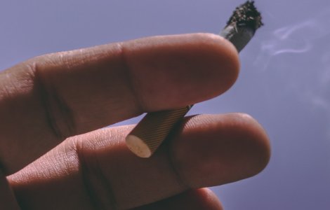 Un barbat cu un cutit infipt in spate si-a riscat viata iesind in frig din sectia de urgente pentru a fuma