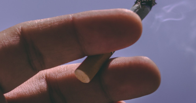 Un barbat cu un cutit infipt in spate si-a riscat viata iesind in frig din sectia de urgente pentru a fuma