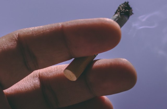 Un barbat cu un cutit infipt in spate si-a riscat viata iesind in frig din sectia de urgente pentru a fuma