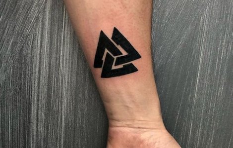  Top  7 tatuaje despre care se spune ca ar aduce ghinion: de la numele partenerului la cruci intoarse