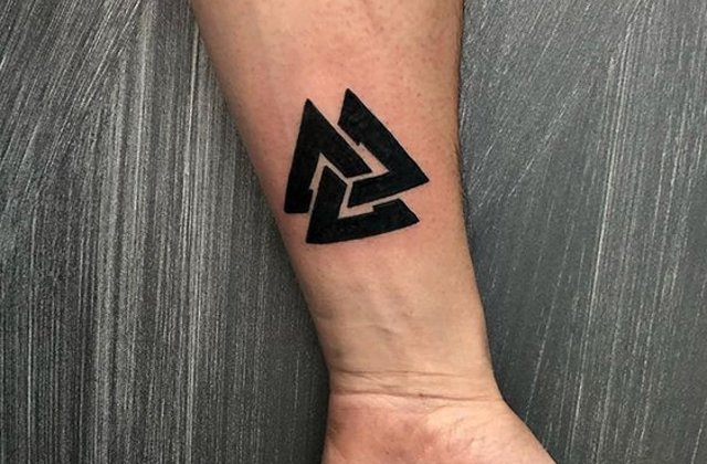 7 tatuaje despre care se spune ca ar aduce ghinion: de la numele partenerului la cruci intoarse