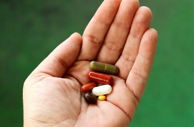 Expertii atrag atentia ca pacientii iau antibiotice pe perioade prea lungi de timp pentru infectii comune