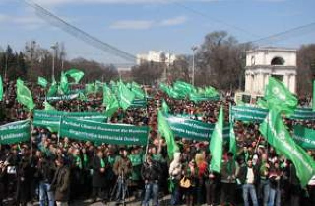 Chisinau: Peste 30.000 de persoane au protestat impotriva guvernarii comuniste
