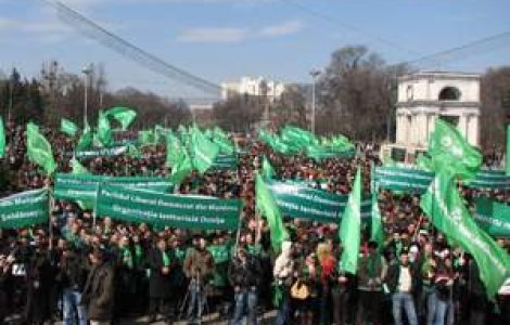 Chisinau: Peste 30.000 de persoane au protestat impotriva guvernarii comuniste