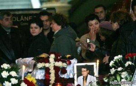 Mii de oameni l-au condus pe ultimul drum pe Ion Dolanescu