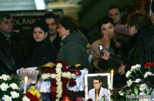 Mii de oameni l-au condus pe ultimul drum pe Ion Dolanescu