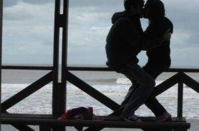 Studiu: Intalnirile romantice, aranjate si tatonate pe Facebook