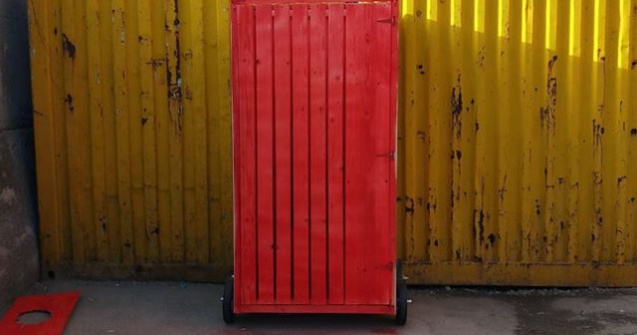 Protestatarii au adus la Parlament o constructie care seamana cu un WC/ FOTO