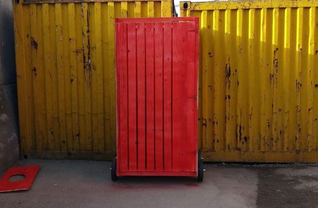 Protestatarii au adus la Parlament o constructie care seamana cu un WC/ FOTO