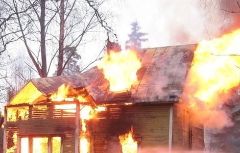 Doua femei si trei copii au ars de vii dupa ce vecinii le-au incendiat casa, in urma unor acuzatii de vrajitorie