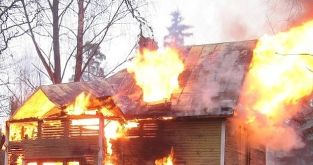 Doua femei si trei copii au ars de vii dupa ce vecinii le-au incendiat casa, in urma unor acuzatii de vrajitorie