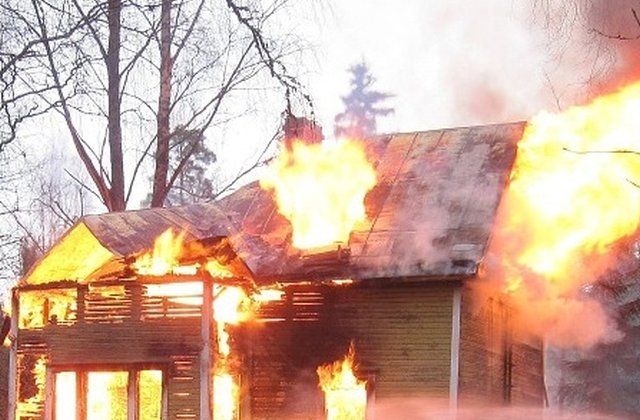 Doua femei si trei copii au ars de vii dupa ce vecinii le-au incendiat casa, in urma unor acuzatii de vrajitorie
