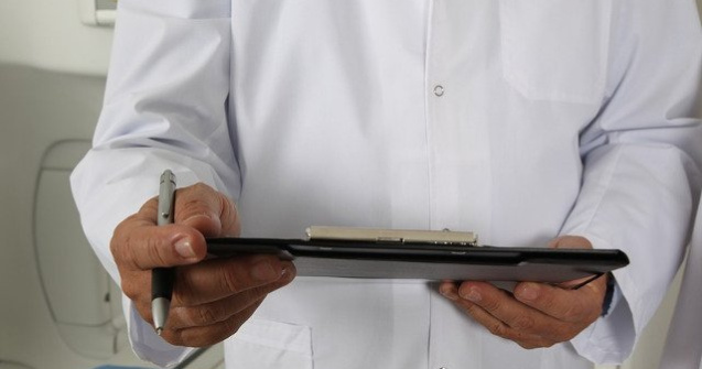 Un medic din Carei i-a restituit plicul cu bani unei batrane