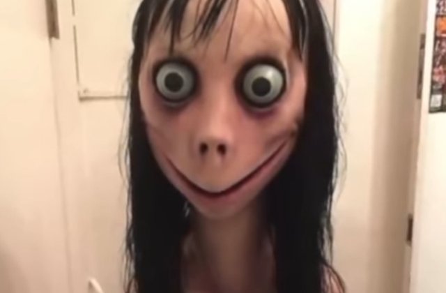 Japonia: Papusa care reprezinta imaginea &#39;&#39;Momo Challenge&#39;&#39;, distrusa de creatorul sau