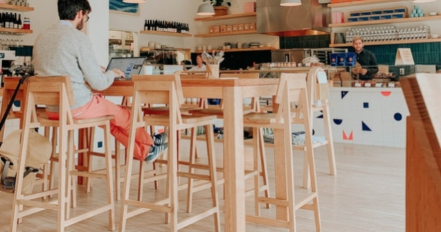  Top  11 greseli de eticheta pe care ar trebui sa nu le mai faci dupa 40 de ani