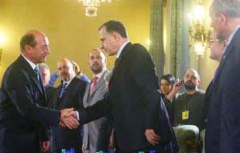 Basescu si Geoana se bat sa ajunga moguli la TVR si la Radio