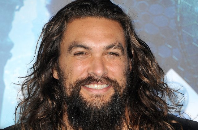 Avionul in care se afla actorul Jason Momoa a aterizat de urgenta, din cauza unui posibil incendiu la motor/ VIDEO