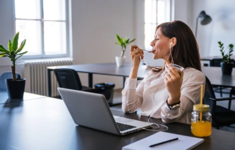  Top  8 gustari sanatoase si satioase pe care sa le tii la indemana la birou, la orice ora