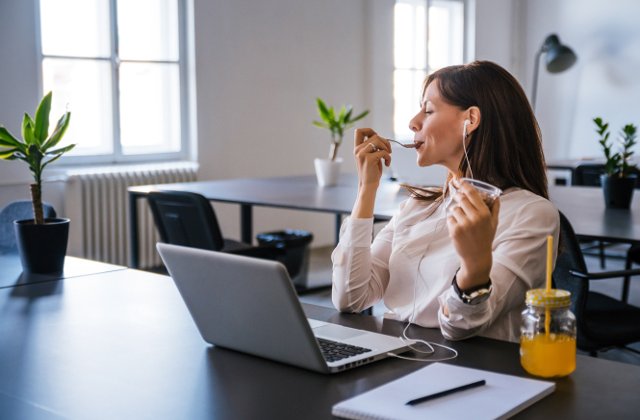 8 gustari sanatoase si satioase pe care sa le tii la indemana la birou, la orice ora